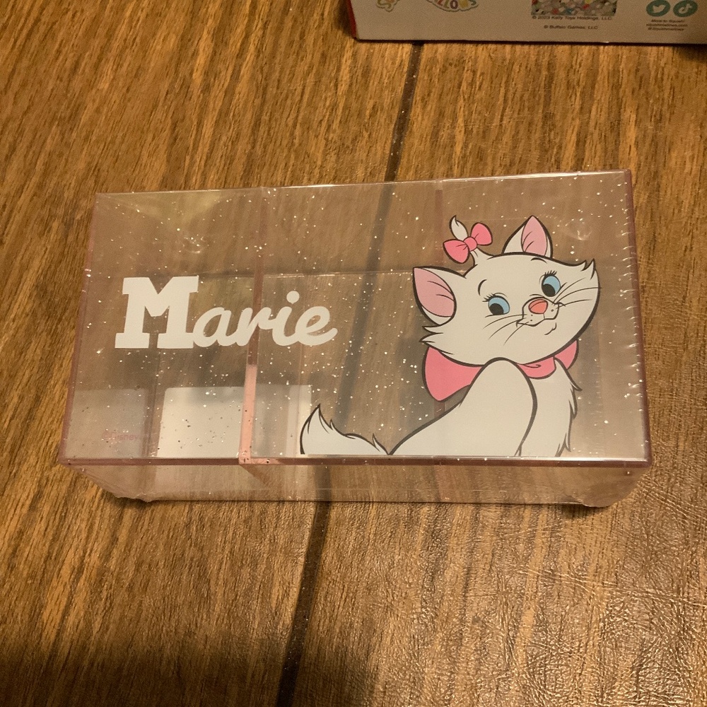 Marie brush holder